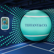 美网进行时，TIFFANY在球场打造快闪空间；LACOSTE推出联名下午茶；YONEX在SOHO开设快闪店